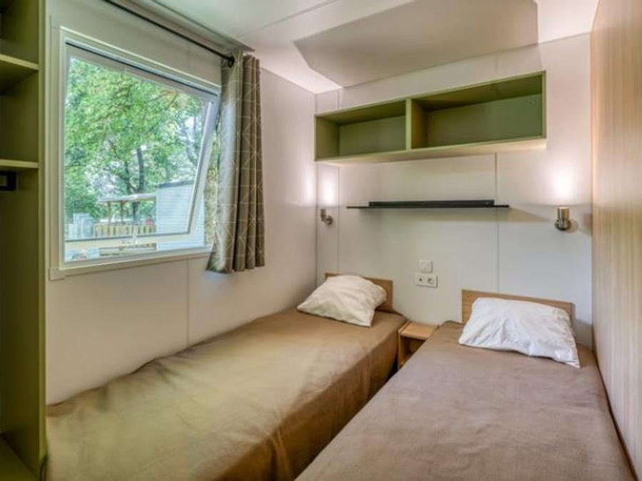 Camping Pas Cher vous présente avec son site Officiel campingpascher.fr, le Camping Paradis - Albret classé 3 étoiles, situé sur la commune de Messanges dans le département Landes (Aquitaine) en France. Le camping Paradis - Albret vous propose un hébergement de type mobil-home. L'établissement vous propose 20 autres types d'hébergements. Découvrez tous nos séjours à petits prix dans la commune et aux alentours de Messanges du département : Landes (Aquitaine). Les Avis clients pour le Camping Paradis - Albret sont excellents avec une note moyenne de 8 sur 10. Animations familiales, Club enfants, Aire de jeux enfants, Ping-pong, Pétanque, Bar, Plats à emporter, Snack/Bar,... En savoir plus : cliquez-ICI.