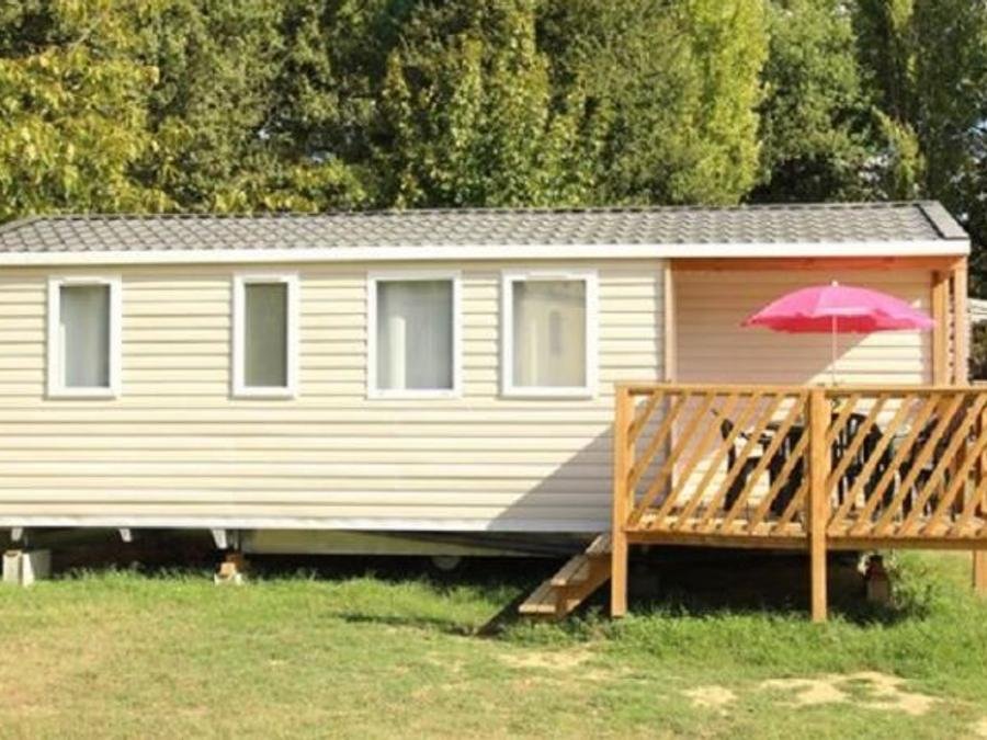 Camping Pas Cher vous présente avec son site Officiel campingpascher.fr, le Camping Paradis - Albret classé 3 étoiles, situé sur la commune de Messanges dans le département Landes (Aquitaine) en France. Le camping Paradis - Albret vous propose un hébergement de type mobil-home de 36 m². L'établissement vous propose 20 autres types d'hébergements. Découvrez tous nos séjours à petits prix dans la commune et aux alentours de Messanges du département : Landes (Aquitaine). Les Avis clients pour le Camping Paradis - Albret sont excellents avec une note moyenne de 8 sur 10. Animations familiales, Club enfants, Aire de jeux enfants, Ping-pong, Pétanque, Bar, Plats à emporter, Snack/Bar,... En savoir plus : cliquez-ICI.