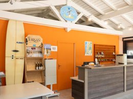 Camping Pas Cher vous présente avec son site Officiel campingpascher.fr, le Camping Paradis - Albret classé 3 étoiles, situé sur la commune de Messanges dans le département Landes (Aquitaine) en France. Le camping Paradis - Albret, vous présente un hébergement de type mobil-home de 34 m² pour 4 personnes avec climatisation et télévision. Le camping Paradis - Albret vous propose du jeudi 30 avril au jeudi 07 mai 2026, en promotion à -11% pour 7 nuits à 169 € au lieu de 190,0 € soit une Économie de 21 €. Cette location propose 57 dates différentes pour réserver votre séjour. Découvrez également les 10 autres gammes d'hébergements du camping. Les Avis clients pour le Camping Paradis - Albret sont excellents avec une note moyenne de 8 sur 10. Animations familiales, Club enfants, Aire de jeux enfants, Ping-pong, Pétanque, Bar, Plats à emporter, Snack/Bar,... En savoir plus : cliquez-ICI.