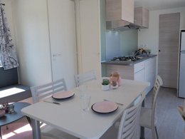 Camping Pas Cher vous présente avec son site Officiel campingpascher.fr, le Camping Paradis - Albret classé 3 étoiles, situé sur la commune de Messanges dans le département Landes (Aquitaine) en France. Le camping Paradis - Albret, vous présente un hébergement de type mobil-home de 21 m² pour 2 personnes. Le camping Paradis - Albret vous propose du dimanche 13 septembre au dimanche 20 septembre 2026, en promotion à -11% pour 7 nuits à 167 € au lieu de 188,0 € soit une Économie de 21 €. Cette location propose 90 dates différentes pour réserver votre séjour. Découvrez également les 10 autres gammes d'hébergements du camping. Les Avis clients pour le Camping Paradis - Albret sont excellents avec une note moyenne de 8 sur 10. Animations familiales, Club enfants, Aire de jeux enfants, Ping-pong, Pétanque, Bar, Plats à emporter, Snack/Bar,... En savoir plus : cliquez-ICI.