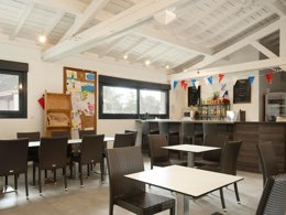 Camping Pas Cher vous présente avec son site Officiel campingpascher.fr, le Camping Paradis - Albret classé 3 étoiles, situé sur la commune de Messanges dans le département Landes (Aquitaine) en France. Le camping Paradis - Albret vous propose un hébergement de type mobil-home de 24 m². L'établissement vous propose 10 autres types d'hébergements. Découvrez tous nos séjours à petits prix dans la commune et aux alentours de Messanges du département : Landes (Aquitaine). Les Avis clients pour le Camping Paradis - Albret sont excellents avec une note moyenne de 8 sur 10. Animations familiales, Club enfants, Aire de jeux enfants, Ping-pong, Pétanque, Bar, Plats à emporter, Snack/Bar,... En savoir plus : cliquez-ICI.