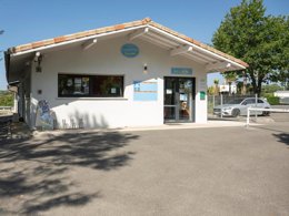 Camping Pas Cher vous présente avec son site Officiel campingpascher.fr, le Camping Paradis - Albret classé 3 étoiles, situé sur la commune de Messanges dans le département Landes (Aquitaine) en France. Le camping Paradis - Albret, vous présente un hébergement de type mobil-home de 27 m² pour 4 personnes avec climatisation et télévision. Le camping Paradis - Albret vous propose du jeudi 30 avril au jeudi 07 mai 2026, en promotion à -11% pour 7 nuits à 169 € au lieu de 190,0 € soit une Économie de 21 €. Cette location propose 90 dates différentes pour réserver votre séjour. Découvrez également les 10 autres gammes d'hébergements du camping. Les Avis clients pour le Camping Paradis - Albret sont excellents avec une note moyenne de 8 sur 10. Animations familiales, Club enfants, Aire de jeux enfants, Ping-pong, Pétanque, Bar, Plats à emporter, Snack/Bar,... En savoir plus : cliquez-ICI.