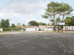 Camping Pas Cher vous présente avec son site Officiel campingpascher.fr, le Camping Paradis - Albret classé 3 étoiles, situé sur la commune de Messanges dans le département Landes (Aquitaine) en France. Le camping Paradis - Albret, vous présente un hébergement de type mobil-home de 21 m² pour 2 personnes. Le camping Paradis - Albret vous propose du dimanche 13 septembre au dimanche 20 septembre 2026, en promotion à -11% pour 7 nuits à 167 € au lieu de 188,0 € soit une Économie de 21 €. Cette location propose 90 dates différentes pour réserver votre séjour. Découvrez également les 10 autres gammes d'hébergements du camping. Les Avis clients pour le Camping Paradis - Albret sont excellents avec une note moyenne de 8 sur 10. Animations familiales, Club enfants, Aire de jeux enfants, Ping-pong, Pétanque, Bar, Plats à emporter, Snack/Bar,... En savoir plus : cliquez-ICI.