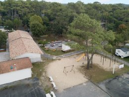 Camping Pas Cher vous présente avec son site Officiel campingpascher.fr, le Camping Paradis - Albret classé 3 étoiles, situé sur la commune de Messanges dans le département Landes (Aquitaine) en France. Le camping Paradis - Albret, vous présente un hébergement de type mobil-home de 30 m² pour 4 personnes avec climatisation et télévision. Le camping Paradis - Albret vous propose du dimanche 03 mai au dimanche 10 mai 2026, en promotion à -10% pour 7 nuits à 177 € au lieu de 198,0 € soit une Économie de 21 €. Cette location propose 90 dates différentes pour réserver votre séjour. Découvrez également les 10 autres gammes d'hébergements du camping. Les Avis clients pour le Camping Paradis - Albret sont excellents avec une note moyenne de 8 sur 10. Animations familiales, Club enfants, Aire de jeux enfants, Ping-pong, Pétanque, Bar, Plats à emporter, Snack/Bar,... En savoir plus : cliquez-ICI.
