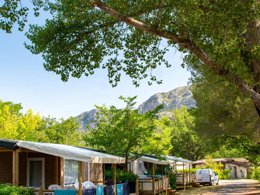 Camping Pas Cher vous présente avec son site Officiel campingpascher.fr, le Camping Tikayan Saint Clair classé 3 étoiles, situé sur la commune de Moustiers Sainte Marie dans le département Alpes-de-haute-provence (Provence Alpes Côte D'azur) en France. Le camping Tikayan Saint Clair, vous présente un hébergement de type mobil-home pour 4 personnes avec climatisation et télévision. Le camping Tikayan Saint Clair vous proposeun séjour PAS CHER avec une REMISEdu dimanche 05 juillet au dimanche 12 juillet 2026, en promotion à -50% pour 7 nuits à 601,50 € au lieu de 1203,0 € soit une Économie de 601,50 €. Cette location propose 86 dates différentes pour réserver votre séjour. Découvrez également les 13 autres gammes d'hébergements du camping. Les Avis clients pour le Camping Tikayan Saint Clair sont excellents avec une note moyenne de 9 sur 10. Canoë-kayak, Dépôt de pain, Snack/Bar, Épicerie,... En savoir plus : cliquez-ICI.