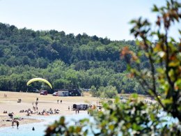 Camping Pas Cher vous présente avec son site Officiel campingpascher.fr, le Camping Tikayan Saint Clair classé 3 étoiles, situé sur la commune de Moustiers Sainte Marie dans le département Alpes-de-haute-provence (Provence Alpes Côte D'azur) en France. Le camping Tikayan Saint Clair, vous présente un hébergement de type chalet de 22 m² pour 3 personnes et télévision. Le camping Tikayan Saint Clair vous propose du dimanche 07 juin au dimanche 14 juin 2026, en promotion à -20% pour 7 nuits à 359,20 € au lieu de 449,0 € soit une Économie de 89,80 €. Cette location propose 158 dates différentes pour réserver votre séjour. Découvrez également les 13 autres gammes d'hébergements du camping. Les Avis clients pour le Camping Tikayan Saint Clair sont excellents avec une note moyenne de 9 sur 10. Canoë-kayak, Dépôt de pain, Snack/Bar, Épicerie,... En savoir plus : cliquez-ICI.