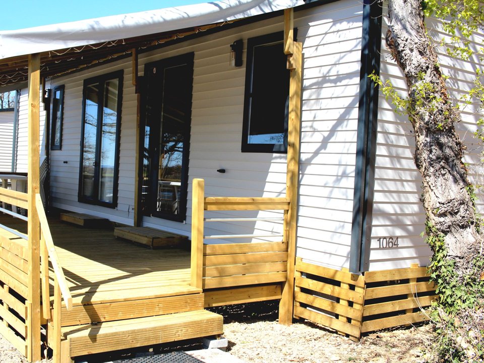 Camping Pas Cher vous présente avec son site Officiel campingpascher.fr, le Camping Les Lavandes Valensole classé 2 étoiles, situé sur la commune de Valensole dans le département Alpes-de-haute-provence (Provence-alpes-côte D'azur) en France. Le camping Les Lavandes Valensole vous propose un hébergement de type mobil-home de 40 m² pour 6 personnes avec climatisation (télévision). L'établissement vous propose 2 autres types d'hébergements. Découvrez tous nos séjours à petits prix dans la commune et aux alentours de Valensole du département : Alpes-de-haute-provence (Provence-alpes-côte D'azur). Les Avis clients pour le Camping Les Lavandes Valensole sont excellents avec une note moyenne de 9 sur 10. Piscine chauffée, Piscine extérieure, Animations familiales, Aire de jeux enfants, Canyoning, Cyclisme, Escalade, Pétanque, Rafting, Randonnée, Bar, Dépôt de pain, Restaurant, Supermarché, Épicerie,... En savoir plus : cliquez-ICI.