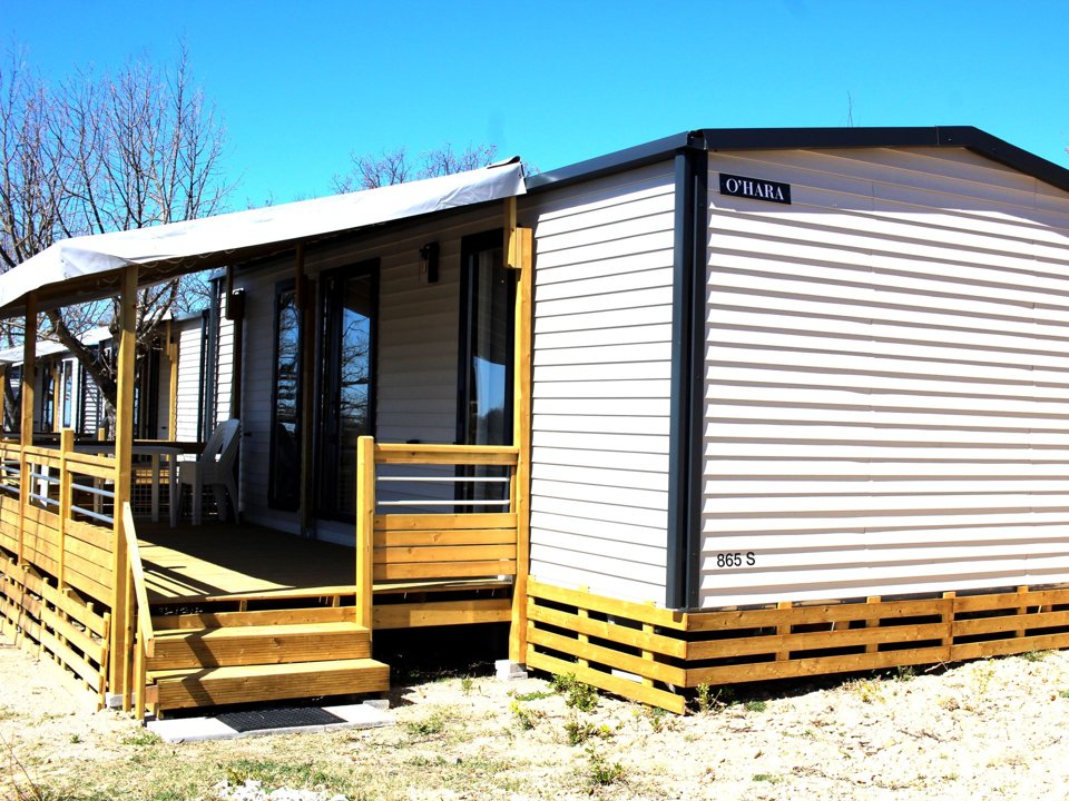 Camping Pas Cher vous présente avec son site Officiel campingpascher.fr, le Camping Les Lavandes Valensole classé 2 étoiles, situé sur la commune de Valensole dans le département Alpes-de-haute-provence (Provence-alpes-côte D'azur) en France. Le camping Les Lavandes Valensole vous propose un hébergement de type mobil-home de 33 m² pour 4 personnes avec climatisation (télévision). L'établissement vous propose 2 autres types d'hébergements. Découvrez tous nos séjours à petits prix dans la commune et aux alentours de Valensole du département : Alpes-de-haute-provence (Provence-alpes-côte D'azur). Les Avis clients pour le Camping Les Lavandes Valensole sont excellents avec une note moyenne de 9 sur 10. Piscine chauffée, Piscine extérieure, Animations familiales, Aire de jeux enfants, Canyoning, Cyclisme, Escalade, Pétanque, Rafting, Randonnée, Bar, Dépôt de pain, Restaurant, Supermarché, Épicerie,... En savoir plus : cliquez-ICI.