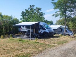 Camping Pas Cher vous présente avec son site Officiel campingpascher.fr, le Camping Les Lavandes Valensole classé 2 étoiles, situé sur la commune de Valensole dans le département Alpes-de-haute-provence (Provence-alpes-côte D'azur) en France. Le camping Les Lavandes Valensole vous propose un hébergement de type mobil-home de 40 m² pour 6 personnes avec climatisation (télévision). L'établissement vous propose 2 autres types d'hébergements. Découvrez tous nos séjours à petits prix dans la commune et aux alentours de Valensole du département : Alpes-de-haute-provence (Provence-alpes-côte D'azur). Les Avis clients pour le Camping Les Lavandes Valensole sont excellents avec une note moyenne de 9 sur 10. Piscine chauffée, Piscine extérieure, Animations familiales, Aire de jeux enfants, Canyoning, Cyclisme, Escalade, Pétanque, Rafting, Randonnée, Bar, Dépôt de pain, Restaurant, Supermarché, Épicerie,... En savoir plus : cliquez-ICI.