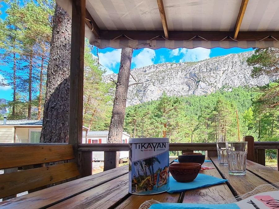 Camping Pas Cher vous présente avec son site Officiel campingpascher.fr, le Camping Tikayan La Pinatelle classé 2 étoiles, situé sur la commune de Saint Auban dans le département Alpes-maritimes (Provence Alpes Côte D'azur) en France. Le camping Tikayan La Pinatelle vous propose un hébergement de type mobil-home de 23 m² pour 3 personnes avec climatisation (télévision). Cet hébergement propose plus de 55 dates différentes pour réserver ! Pour dévouvrir la période la moins chère, consultez la rubrique 'Tarifs' et sélectionnez votre mois de départ. L'établissement vous propose 8 autres types d'hébergements. Découvrez tous nos séjours à petits prix dans la commune et aux alentours de Saint Auban du département : Alpes-maritimes (Provence Alpes Côte D'azur). Les Avis clients pour le Camping Tikayan La Pinatelle sont excellents avec une note moyenne de 9 sur 10. Piscine chauffée, Piscine extérieure, Aire de jeux enfants, Baby-foot, Canoë-kayak, Canyoning, Escalade, Ping-pong, Piscine, Pétanque, Rafting, Randonnée, Snack/Bar, Supermarché,... En savoir plus : cliquez-ICI.