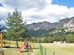 Camping Pas Cher vous présente avec son site Officiel campingpascher.fr, le Camping Tikayan La Pinatelle classé 2 étoiles, situé sur la commune de Saint Auban dans le département Alpes-maritimes (Provence Alpes Côte D'azur) en France. Le camping Tikayan La Pinatelle, vous présente un hébergement de type mobil-home de 28 m² pour 4 personnes avec climatisation et télévision. Le camping Tikayan La Pinatelle vous propose du vendredi 24 avril au vendredi 01 mai 2026, en promotion à -15% pour 7 nuits à 384,20 € au lieu de 452,0 € soit une Économie de 67,80 €. Cette location propose 123 dates différentes pour réserver votre séjour. Découvrez également les 6 autres gammes d'hébergements du camping. Les Avis clients pour le Camping Tikayan La Pinatelle sont excellents avec une note moyenne de 9 sur 10. Piscine chauffée, Piscine extérieure, Aire de jeux enfants, Baby-foot, Canoë-kayak, Canyoning, Escalade, Ping-pong, Piscine, Pétanque, Rafting, Randonnée, Snack/Bar, Supermarché,... En savoir plus : cliquez-ICI.