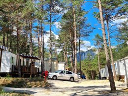 Camping Pas Cher vous présente avec son site Officiel campingpascher.fr, le Camping Tikayan La Pinatelle classé 2 étoiles, situé sur la commune de Saint Auban dans le département Alpes-maritimes (Provence Alpes Côte D'azur) en France. Le camping Tikayan La Pinatelle, vous présente un hébergement de type mobil-home de 28 m² pour 4 personnes avec climatisation et télévision. Le camping Tikayan La Pinatelle vous propose du vendredi 24 avril au vendredi 01 mai 2026, en promotion à -15% pour 7 nuits à 384,20 € au lieu de 452,0 € soit une Économie de 67,80 €. Cette location propose 123 dates différentes pour réserver votre séjour. Découvrez également les 6 autres gammes d'hébergements du camping. Les Avis clients pour le Camping Tikayan La Pinatelle sont excellents avec une note moyenne de 9 sur 10. Piscine chauffée, Piscine extérieure, Aire de jeux enfants, Baby-foot, Canoë-kayak, Canyoning, Escalade, Ping-pong, Piscine, Pétanque, Rafting, Randonnée, Snack/Bar, Supermarché,... En savoir plus : cliquez-ICI.