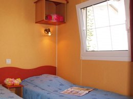 Camping Pas Cher vous présente avec son site Officiel campingpascher.fr, le Camping Tikayan La Pinatelle classé 2 étoiles, situé sur la commune de Saint Auban dans le département Alpes-maritimes (Provence Alpes Côte D'azur) en France. Le camping Tikayan La Pinatelle, vous présente un hébergement de type mobil-home de 32 m² pour 8 personnes avec climatisation et télévision. Le camping Tikayan La Pinatelle vous propose du vendredi 03 avril au vendredi 10 avril 2026, en promotion à -14% pour 7 nuits à 410,55 € au lieu de 483,0 € soit une Économie de 72,45 €. Cette location propose 123 dates différentes pour réserver votre séjour. Découvrez également les 6 autres gammes d'hébergements du camping. Les Avis clients pour le Camping Tikayan La Pinatelle sont excellents avec une note moyenne de 9 sur 10. Piscine chauffée, Piscine extérieure, Aire de jeux enfants, Baby-foot, Canoë-kayak, Canyoning, Escalade, Ping-pong, Piscine, Pétanque, Rafting, Randonnée, Snack/Bar, Supermarché,... En savoir plus : cliquez-ICI.