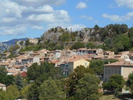 Camping Pas Cher vous présente avec son site Officiel campingpascher.fr, le Camping Tikayan La Pinatelle classé 2 étoiles, situé sur la commune de Saint Auban dans le département Alpes-maritimes (Provence Alpes Côte D'azur) en France. Le camping Tikayan La Pinatelle, vous présente un hébergement de type mobil-home de 32 m² pour 8 personnes avec climatisation et télévision. Le camping Tikayan La Pinatelle vous propose du vendredi 03 avril au vendredi 10 avril 2026, en promotion à -14% pour 7 nuits à 410,55 € au lieu de 483,0 € soit une Économie de 72,45 €. Cette location propose 123 dates différentes pour réserver votre séjour. Découvrez également les 6 autres gammes d'hébergements du camping. Les Avis clients pour le Camping Tikayan La Pinatelle sont excellents avec une note moyenne de 9 sur 10. Piscine chauffée, Piscine extérieure, Aire de jeux enfants, Baby-foot, Canoë-kayak, Canyoning, Escalade, Ping-pong, Piscine, Pétanque, Rafting, Randonnée, Snack/Bar, Supermarché,... En savoir plus : cliquez-ICI.