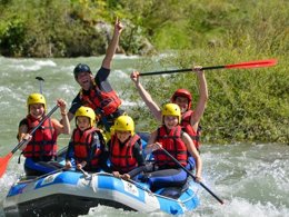 Camping Pas Cher vous présente avec son site Officiel campingpascher.fr, le Camping Tikayan La Pinatelle classé 2 étoiles, situé sur la commune de Saint Auban dans le département Alpes-maritimes (Provence Alpes Côte D'azur) en France. Le camping Tikayan La Pinatelle, vous présente un hébergement de type mobil-home de 20 m² pour 1 personne avec climatisation et télévision. Le camping Tikayan La Pinatelle vous propose du vendredi 03 avril au vendredi 10 avril 2026, en promotion à -15% pour 7 nuits à 303,45 € au lieu de 357,0 € soit une Économie de 53,55 €. Cette location propose 114 dates différentes pour réserver votre séjour. Découvrez également les 6 autres gammes d'hébergements du camping. Les Avis clients pour le Camping Tikayan La Pinatelle sont excellents avec une note moyenne de 9 sur 10. Piscine chauffée, Piscine extérieure, Aire de jeux enfants, Baby-foot, Canoë-kayak, Canyoning, Escalade, Ping-pong, Piscine, Pétanque, Rafting, Randonnée, Snack/Bar, Supermarché,... En savoir plus : cliquez-ICI.