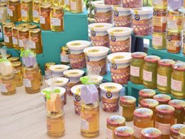 Camping Pas Cher vous présente avec son site Officiel campingpascher.fr, le Camping Tikayan La Pinatelle classé 2 étoiles, situé sur la commune de Saint Auban dans le département Alpes-maritimes (Provence Alpes Côte D'azur) en France. Le camping Tikayan La Pinatelle, vous présente un hébergement de type mobil-home de 35 m² pour 4 personnes avec climatisation et télévision. Le camping Tikayan La Pinatelle vous propose du vendredi 03 avril au vendredi 10 avril 2026, en promotion à -14% pour 7 nuits à 410,55 € au lieu de 483,0 € soit une Économie de 72,45 €. Cette location propose 119 dates différentes pour réserver votre séjour. Découvrez également les 6 autres gammes d'hébergements du camping. Les Avis clients pour le Camping Tikayan La Pinatelle sont excellents avec une note moyenne de 9 sur 10. Piscine chauffée, Piscine extérieure, Aire de jeux enfants, Baby-foot, Canoë-kayak, Canyoning, Escalade, Ping-pong, Piscine, Pétanque, Rafting, Randonnée, Snack/Bar, Supermarché,... En savoir plus : cliquez-ICI.