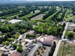 Camping Pas Cher vous présente avec son site Officiel campingpascher.fr, le Camping Flower Le Pilon D'Agel classé 3 étoiles, situé sur la commune de Noves dans le département Bouches-du-rhône (Provence Alpes Côte D'azur) en France. Le camping Flower Le Pilon D'Agel, vous présente un hébergement de type chalet de 46 m² avec climatisation et télévision. Le camping Flower Le Pilon D'Agel vous propose du sam. 29 août au sam. 05 septembre 2026 pour 7 nuits à 665€. Cette location propose 22 dates différentes pour réserver votre séjour. Découvrez également les 4 autres gammes d'hébergements du camping. Les Avis clients pour le Camping Flower Le Pilon D'Agel sont de 6 sur 10. Piscine couverte, Piscine extérieure, Animation ados, Animation enfants, Animations familiales, Club enfants, Aire de jeux enfants, Baby-foot, Canoë-kayak, Cyclisme, Parcours sportif, Ping-pong, Pétanque, Randonnée, Bar, Bureau de tabac, Dépôt de pain, Plats à emporter, Station-service, Épicerie,... En savoir plus : cliquez-ICI.