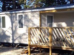 Camping Pas Cher vous présente avec son site Officiel campingpascher.fr, le Camping Flower Le Pilon D'Agel classé 3 étoiles, situé sur la commune de Noves dans le département Bouches-du-rhône (Provence Alpes Côte D'azur) en France. Le camping Flower Le Pilon D'Agel, vous présente un hébergement de type mobil-home de 22 m² avec climatisation et télévision. Le camping Flower Le Pilon D'Agel vous propose du mercredi 20 mai au mercredi 27 mai 2026 pour 7 nuits à 543€. Cette location propose 22 dates différentes pour réserver votre séjour. Découvrez également les 5 autres gammes d'hébergements du camping. Les Avis clients pour le Camping Flower Le Pilon D'Agel sont de 6 sur 10. Piscine couverte, Piscine extérieure, Animation ados, Animation enfants, Animations familiales, Club enfants, Aire de jeux enfants, Baby-foot, Canoë-kayak, Cyclisme, Parcours sportif, Ping-pong, Pétanque, Randonnée, Bar, Bureau de tabac, Dépôt de pain, Plats à emporter, Station-service, Épicerie,... En savoir plus : cliquez-ICI.