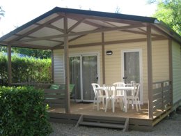 Camping Pas Cher vous présente avec son site Officiel campingpascher.fr, le Camping Flower Le Pilon D'Agel classé 3 étoiles, situé sur la commune de Noves dans le département Bouches-du-rhône (Provence Alpes Côte D'azur) en France. Le camping Flower Le Pilon D'Agel, vous présente un hébergement de type chalet de 40 m² pour 2 personnes avec climatisation et télévision. Le camping Flower Le Pilon D'Agel vous propose du jeudi 30 avril au jeudi 07 mai 2026 pour 7 nuits à 588€. Cette location propose 86 dates différentes pour réserver votre séjour. Découvrez également les 5 autres gammes d'hébergements du camping. Les Avis clients pour le Camping Flower Le Pilon D'Agel sont de 6 sur 10. Piscine couverte, Piscine extérieure, Animation ados, Animation enfants, Animations familiales, Club enfants, Aire de jeux enfants, Baby-foot, Canoë-kayak, Cyclisme, Parcours sportif, Ping-pong, Pétanque, Randonnée, Bar, Bureau de tabac, Dépôt de pain, Plats à emporter, Station-service, Épicerie,... En savoir plus : cliquez-ICI.