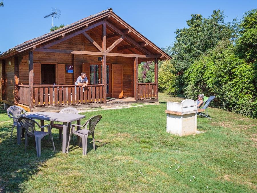 Camping Pas Cher vous présente avec son site Officiel campingpascher.fr, le Camping Les Chalets De Fiolles classé 4 étoiles, situé sur la commune de Brens dans le département Tarn (Midi Pyrénées) en France. Le camping Les Chalets De Fiolles vous propose un hébergement de type chalet de 35 m² avec climatisation (télévision). L'établissement vous propose 5 autres types d'hébergements. Découvrez tous nos séjours à petits prix dans la commune et aux alentours de Brens du département : Tarn (Midi Pyrénées). Rivière, Piscine chauffée, Piscine extérieure, Animations familiales, Aire de jeux enfants, Baby-foot, Parcours sportif, Ping-pong, Pétanque, Terrain de badminton, Terrain de football, Terrain de volley-ball, Trampoline, Bar, Dépôt de pain, Plats à emporter, Restaurant,... En savoir plus : cliquez-ICI.