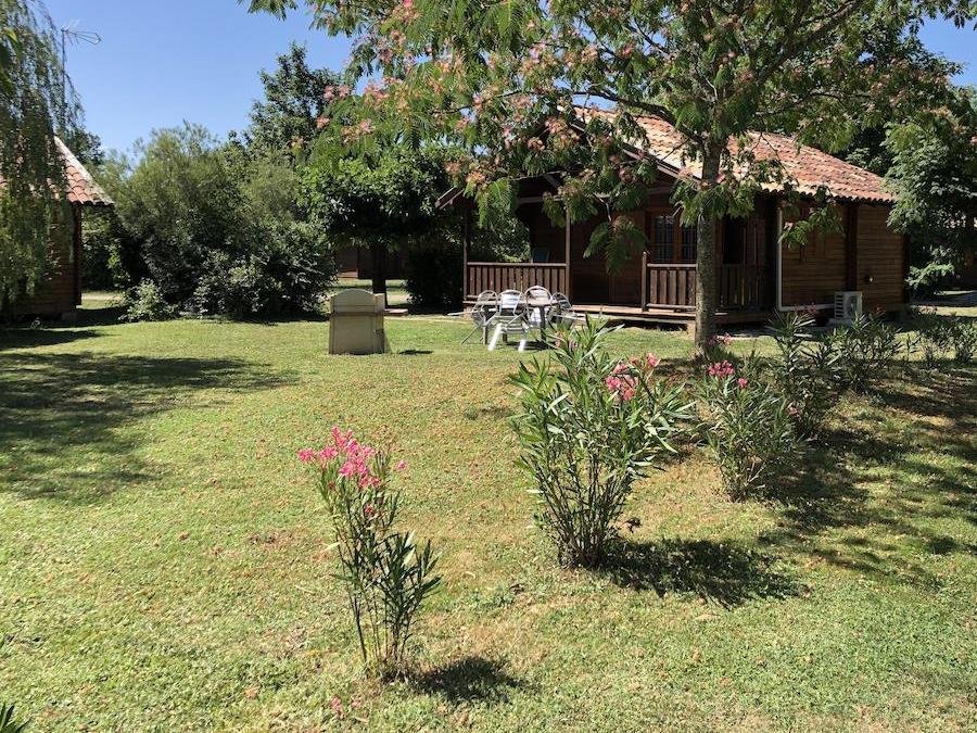 Camping Pas Cher vous présente avec son site Officiel campingpascher.fr, le Camping Les Chalets De Fiolles classé 4 étoiles, situé sur la commune de Brens dans le département Tarn (Midi Pyrénées) en France. Le camping Les Chalets De Fiolles vous propose un hébergement de type chalet de 35 m² avec climatisation (télévision). L'établissement vous propose 5 autres types d'hébergements. Découvrez tous nos séjours à petits prix dans la commune et aux alentours de Brens du département : Tarn (Midi Pyrénées). Rivière, Piscine chauffée, Piscine extérieure, Animations familiales, Aire de jeux enfants, Baby-foot, Parcours sportif, Ping-pong, Pétanque, Terrain de badminton, Terrain de football, Terrain de volley-ball, Trampoline, Bar, Dépôt de pain, Plats à emporter, Restaurant,... En savoir plus : cliquez-ICI.