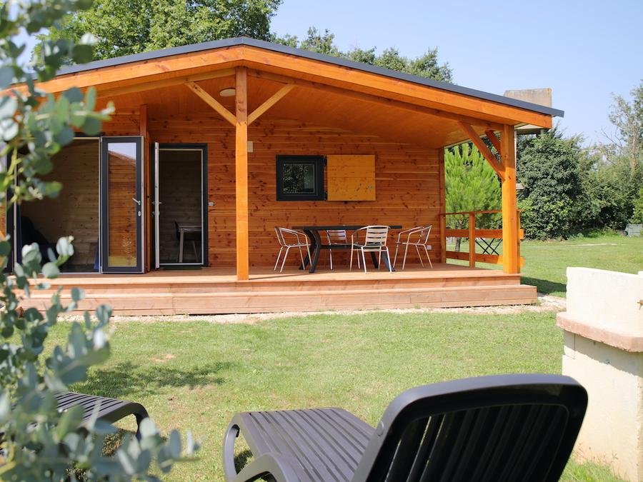 Camping Pas Cher vous présente avec son site Officiel campingpascher.fr, le Camping Les Chalets De Fiolles classé 4 étoiles, situé sur la commune de Brens dans le département Tarn (Midi Pyrénées) en France. Le camping Les Chalets De Fiolles vous propose un hébergement de type chalet de 35 m² avec climatisation (télévision). L'établissement vous propose 9 autres types d'hébergements. Découvrez tous nos séjours à petits prix dans la commune et aux alentours de Brens du département : Tarn (Midi Pyrénées). Rivière, Piscine chauffée, Piscine extérieure, Animations familiales, Aire de jeux enfants, Baby-foot, Parcours sportif, Ping-pong, Pétanque, Terrain de badminton, Terrain de football, Terrain de volley-ball, Trampoline, Bar, Dépôt de pain, Plats à emporter, Restaurant,... En savoir plus : cliquez-ICI.