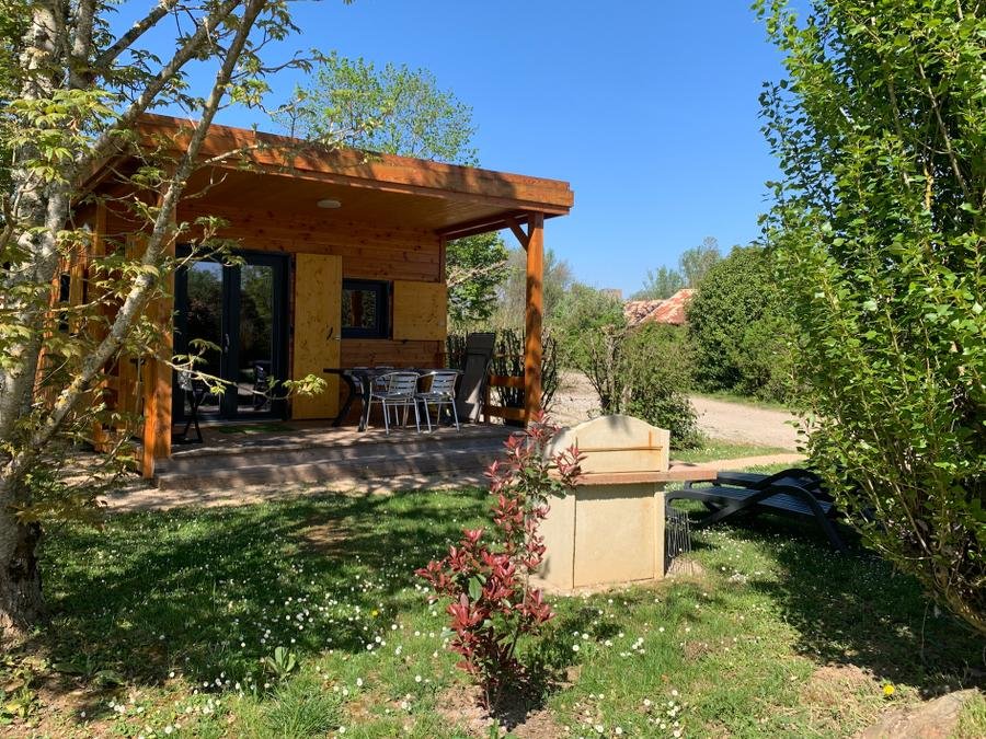 Camping Pas Cher vous présente avec son site Officiel campingpascher.fr, le Camping Les Chalets De Fiolles classé 4 étoiles, situé sur la commune de Brens dans le département Tarn (Midi Pyrénées) en France. Le camping Les Chalets De Fiolles vous propose un hébergement de type chalet de 35 m² avec climatisation (télévision). L'établissement vous propose 9 autres types d'hébergements. Découvrez tous nos séjours à petits prix dans la commune et aux alentours de Brens du département : Tarn (Midi Pyrénées). Rivière, Piscine chauffée, Piscine extérieure, Animations familiales, Aire de jeux enfants, Baby-foot, Parcours sportif, Ping-pong, Pétanque, Terrain de badminton, Terrain de football, Terrain de volley-ball, Trampoline, Bar, Dépôt de pain, Plats à emporter, Restaurant,... En savoir plus : cliquez-ICI.