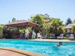 Camping Pas Cher vous présente avec son site Officiel campingpascher.fr, le Camping Les Chalets De Fiolles classé 4 étoiles, situé sur la commune de Brens dans le département Tarn (Midi Pyrénées) en France. Le camping Les Chalets De Fiolles vous propose un hébergement de type chalet de 35 m² avec climatisation (télévision). L'établissement vous propose 9 autres types d'hébergements. Découvrez tous nos séjours à petits prix dans la commune et aux alentours de Brens du département : Tarn (Midi Pyrénées). Rivière, Piscine chauffée, Piscine extérieure, Animations familiales, Aire de jeux enfants, Baby-foot, Parcours sportif, Ping-pong, Pétanque, Terrain de badminton, Terrain de football, Terrain de volley-ball, Trampoline, Bar, Dépôt de pain, Plats à emporter, Restaurant,... En savoir plus : cliquez-ICI.