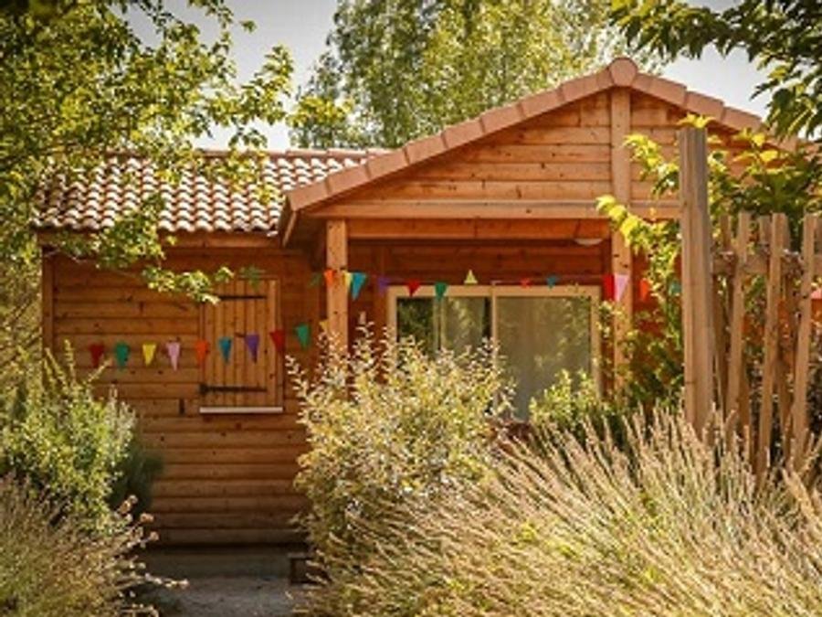 Camping Pas Cher vous présente avec son site Officiel campingpascher.fr, le Camping Domaine D'Anglas classé 5 étoiles, situé sur la commune de Brissac dans le département Hérault (Languedoc Roussillon) en France. Le camping Domaine D'Anglas vous propose un hébergement de type chalet de 35 m² pour 1 personne. L'établissement vous propose 12 autres types d'hébergements. Découvrez tous nos séjours à petits prix dans la commune et aux alentours de Brissac du département : Hérault (Languedoc Roussillon). MerRivière, Piscine extérieure, Animations familiales, Club enfants, Aire de jeux enfants, Canoë-kayak, Golf, Ping-pong, Pétanque, Randonnée, Terrain de football, Bar, Boulangerie, Dépôt de pain, Plats à emporter, Restaurant, Épicerie,... En savoir plus : cliquez-ICI.