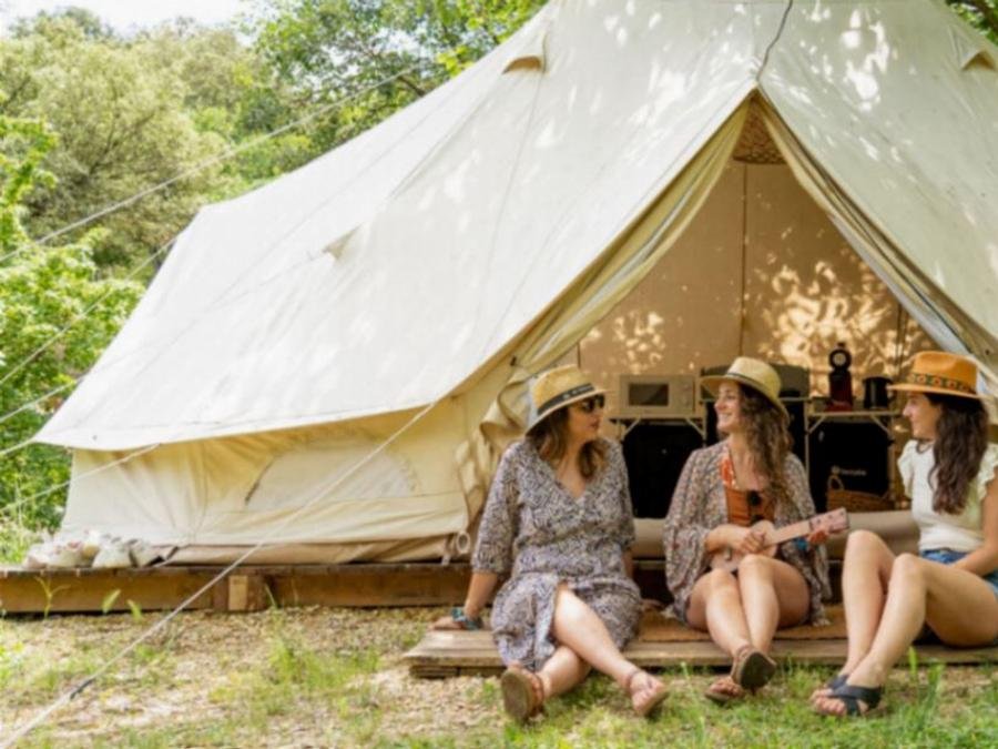 Camping Pas Cher vous présente avec son site Officiel campingpascher.fr, le Camping Domaine D'Anglas classé 5 étoiles, situé sur la commune de Brissac dans le département Hérault (Languedoc Roussillon) en France. Le camping Domaine D'Anglas vous propose un hébergement de type tente de 20 m² pour 1 personne. L'établissement vous propose 12 autres types d'hébergements. Découvrez tous nos séjours à petits prix dans la commune et aux alentours de Brissac du département : Hérault (Languedoc Roussillon). MerRivière, Piscine extérieure, Animations familiales, Club enfants, Aire de jeux enfants, Canoë-kayak, Golf, Ping-pong, Pétanque, Randonnée, Terrain de football, Bar, Boulangerie, Dépôt de pain, Plats à emporter, Restaurant, Épicerie,... En savoir plus : cliquez-ICI.