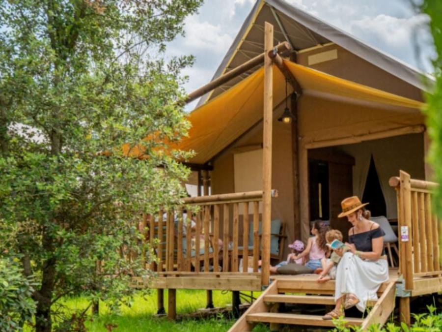 Camping Pas Cher vous présente avec son site Officiel campingpascher.fr, le Camping Domaine D'Anglas classé 5 étoiles, situé sur la commune de Brissac dans le département Hérault (Languedoc Roussillon) en France. Le camping Domaine D'Anglas vous propose un hébergement de type tente en toile et bois de 26 m² pour 5 personnes. L'établissement vous propose 12 autres types d'hébergements. Découvrez tous nos séjours à petits prix dans la commune et aux alentours de Brissac du département : Hérault (Languedoc Roussillon). MerRivière, Piscine extérieure, Animations familiales, Club enfants, Aire de jeux enfants, Canoë-kayak, Golf, Ping-pong, Pétanque, Randonnée, Terrain de football, Bar, Boulangerie, Dépôt de pain, Plats à emporter, Restaurant, Épicerie,... En savoir plus : cliquez-ICI.