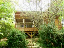 Camping Pas Cher vous présente avec son site Officiel campingpascher.fr, le Camping Domaine D'Anglas classé 5 étoiles, situé sur la commune de Brissac dans le département Hérault (Languedoc Roussillon) en France. Le camping Domaine D'Anglas vous propose un hébergement de type chalet de 34 m² pour 5 personnes. L'établissement vous propose 12 autres types d'hébergements. Découvrez tous nos séjours à petits prix dans la commune et aux alentours de Brissac du département : Hérault (Languedoc Roussillon). MerRivière, Piscine extérieure, Animations familiales, Club enfants, Aire de jeux enfants, Canoë-kayak, Golf, Ping-pong, Pétanque, Randonnée, Terrain de football, Bar, Boulangerie, Dépôt de pain, Plats à emporter, Restaurant, Épicerie,... En savoir plus : cliquez-ICI.