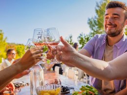 Camping Pas Cher vous présente avec son site Officiel campingpascher.fr, le Camping Domaine D'Anglas classé 5 étoiles, situé sur la commune de Brissac dans le département Hérault (Languedoc Roussillon) en France. Le camping Domaine D'Anglas, vous présente un hébergement de type tente de 20 m² pour 1 personne. Le camping Domaine D'Anglas vous propose du vendredi 24 avril au vendredi 01 mai 2026, en promotion à -15% pour 7 nuits à 624,75 € au lieu de 735,0 € soit une Économie de 110,25 €. Cette location propose 140 dates différentes pour réserver votre séjour. Découvrez également les 12 autres gammes d'hébergements du camping. MerRivière, Piscine extérieure, Animations familiales, Club enfants, Aire de jeux enfants, Canoë-kayak, Golf, Ping-pong, Pétanque, Randonnée, Terrain de football, Bar, Boulangerie, Dépôt de pain, Plats à emporter, Restaurant, Épicerie,... En savoir plus : cliquez-ICI.