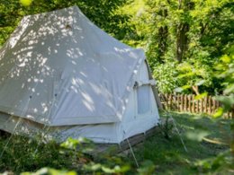 Camping Pas Cher vous présente avec son site Officiel campingpascher.fr, le Camping Domaine D'Anglas classé 5 étoiles, situé sur la commune de Brissac dans le département Hérault (Languedoc Roussillon) en France. Le camping Domaine D'Anglas vous propose un hébergement de type tente de 20 m² pour 2 personnes. L'établissement vous propose 12 autres types d'hébergements. Découvrez tous nos séjours à petits prix dans la commune et aux alentours de Brissac du département : Hérault (Languedoc Roussillon). MerRivière, Piscine extérieure, Animations familiales, Club enfants, Aire de jeux enfants, Canoë-kayak, Golf, Ping-pong, Pétanque, Randonnée, Terrain de football, Bar, Boulangerie, Dépôt de pain, Plats à emporter, Restaurant, Épicerie,... En savoir plus : cliquez-ICI.