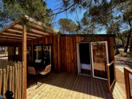 Camping Pas Cher vous présente avec son site Officiel campingpascher.fr, le Camping Domaine D'Anglas classé 5 étoiles, situé sur la commune de Brissac dans le département Hérault (Languedoc Roussillon) en France. Le camping Domaine D'Anglas vous propose un hébergement de type mobil-home de 34 m². L'établissement vous propose 12 autres types d'hébergements. Découvrez tous nos séjours à petits prix dans la commune et aux alentours de Brissac du département : Hérault (Languedoc Roussillon). MerRivière, Piscine extérieure, Animations familiales, Club enfants, Aire de jeux enfants, Canoë-kayak, Golf, Ping-pong, Pétanque, Randonnée, Terrain de football, Bar, Boulangerie, Dépôt de pain, Plats à emporter, Restaurant, Épicerie,... En savoir plus : cliquez-ICI.