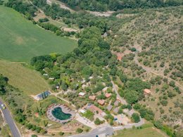 Camping Pas Cher vous présente avec son site Officiel campingpascher.fr, le Camping Domaine D'Anglas classé 5 étoiles, situé sur la commune de Brissac dans le département Hérault (Languedoc Roussillon) en France. Le camping Domaine D'Anglas vous propose un hébergement de type hébergement insolite de 35 m² pour 1 personne. L'établissement vous propose 12 autres types d'hébergements. Découvrez tous nos séjours à petits prix dans la commune et aux alentours de Brissac du département : Hérault (Languedoc Roussillon). MerRivière, Piscine extérieure, Animations familiales, Club enfants, Aire de jeux enfants, Canoë-kayak, Golf, Ping-pong, Pétanque, Randonnée, Terrain de football, Bar, Boulangerie, Dépôt de pain, Plats à emporter, Restaurant, Épicerie,... En savoir plus : cliquez-ICI.