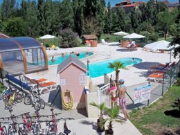 Camping Pas Cher vous présente avec son site Officiel campingpascher.fr, le Camping Le Hameau Des Genêts classé 3 étoiles, situé sur la commune de Montlaur dans le département Aveyron (Midi Pyrénées) en France. Le camping Le Hameau Des Genêts, vous présente un hébergement de type chalet de 20 m² avec climatisation et télévision. Le camping Le Hameau Des Genêts vous propose du lundi 08 juin au lundi 15 juin 2026, en promotion à -22% pour 7 nuits à 463,28 € au lieu de 600,02 € soit une Économie de 136,74 €. Cette location propose 63 dates différentes pour réserver votre séjour. Découvrez également les 4 autres gammes d'hébergements du camping. Piscine chauffée, Piscine couverte, Animation enfants, Animations familiales, Aire de jeux enfants, Canoë-kayak, Court de tennis, Pétanque, Randonnée, Terrain de football, Plats à emporter,... En savoir plus : cliquez-ICI.