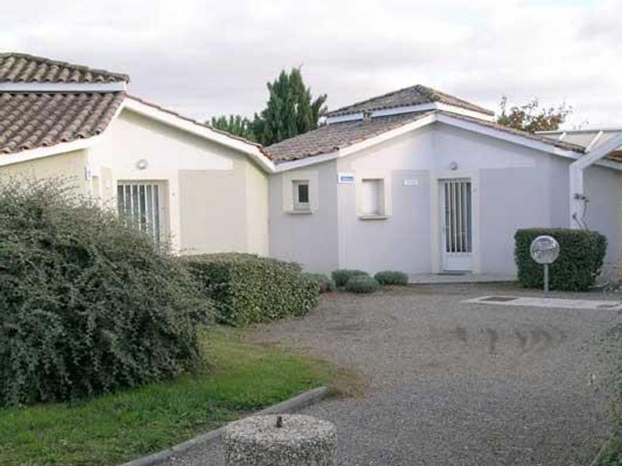 Camping Pas Cher vous présente avec son site Officiel campingpascher.fr, le Camping Le Lomagnol classé 3 étoiles, situé sur la commune de Beaumont De Lomagne dans le département Tarn-et-garonne (Midi Pyrénées) en France. Le camping Le Lomagnol, vous présente un hébergement de type maison de campagne de 37 m² avec climatisation et télévision. Le camping Le Lomagnol vous propose du dimanche 14 juin au dimanche 21 juin 2026 pour 7 nuits à 450€. Cette location propose 172 dates différentes pour réserver votre séjour. Découvrez également les 6 autres gammes d'hébergements du camping. Les Avis clients pour le Camping Le Lomagnol sont excellents avec une note moyenne de 8 sur 10. Animations familiales, Aire de jeux enfants, Canoë-kayak, Centre équestre, Court de tennis, Ping-pong, Pétanque, Terrain multisports, Trampoline, Dépôt de pain, Plats à emporter, Snack/Bar, Épicerie,... En savoir plus : cliquez-ICI.