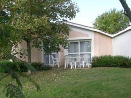 Camping Pas Cher vous présente avec son site Officiel campingpascher.fr, le Camping Le Lomagnol classé 3 étoiles, situé sur la commune de Beaumont De Lomagne dans le département Tarn-et-garonne (Midi Pyrénées) en France. Le camping Le Lomagnol vous propose un hébergement de type maison de campagne de 37 m² avec climatisation (télévision). Cet hébergement propose plus de 355 dates différentes pour réserver ! Pour dévouvrir la période la moins chère, consultez la rubrique 'Tarifs' et sélectionnez votre mois de départ. L'établissement vous propose 6 autres types d'hébergements. Découvrez tous nos séjours à petits prix dans la commune et aux alentours de Beaumont De Lomagne du département : Tarn-et-garonne (Midi Pyrénées). Les Avis clients pour le Camping Le Lomagnol sont excellents avec une note moyenne de 8 sur 10. Animations familiales, Aire de jeux enfants, Canoë-kayak, Centre équestre, Court de tennis, Ping-pong, Pétanque, Terrain multisports, Trampoline, Dépôt de pain, Plats à emporter, Snack/Bar, Épicerie,... En savoir plus : cliquez-ICI.