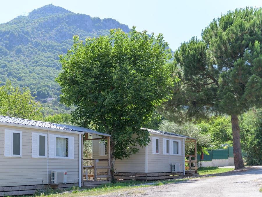 Camping Pas Cher vous présente avec son site Officiel campingpascher.fr, le Camping Le Mas Fleuri classé 2 étoiles, situé sur la commune de Sospel dans le département Alpes-maritimes (Provence Alpes Côte D'azur) en France. Le camping Le Mas Fleuri, vous présente un hébergement de type mobil-home de 20 m² avec climatisation et télévision. Le camping Le Mas Fleuri vous propose du sam. 05 septembre au sam. 12 septembre 2026 pour 7 nuits à 517€. Cette location propose 8 dates différentes pour réserver votre séjour. Découvrez également les 4 autres gammes d'hébergements du camping. Les Avis clients pour le Camping Le Mas Fleuri sont excellents avec une note moyenne de 9 sur 10. Piscine extérieure, Aire de jeux enfants, Canoë-kayak, Centre équestre, Cyclisme, Ping-pong, Pétanque, Randonnée, Bar, Restaurant, Supermarché,... En savoir plus : cliquez-ICI.