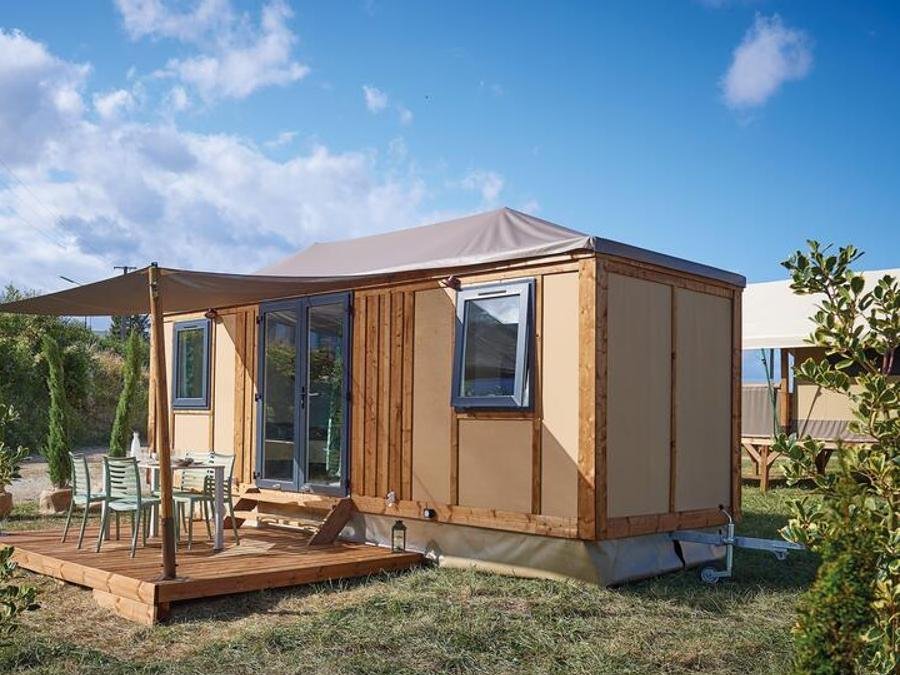 Camping Pas Cher vous présente avec son site Officiel campingpascher.fr, le Camping Les Routes De Provence - Ciela Village classé 3 étoiles, situé sur la commune de Forcalquier dans le département Alpes-de-haute-provence (Provence Alpes Côte D'azur) en France. Le camping Les Routes De Provence - Ciela Village, vous présente un hébergement de type lodge de 16 m². Le camping Les Routes De Provence - Ciela Village vous propose du dimanche 13 septembre au dimanche 20 septembre 2026, en promotion à -14% pour 7 nuits à 204 € au lieu de 238,0 € soit une Économie de 34 €. Cette location propose 55 dates différentes pour réserver votre séjour. Découvrez également les 9 autres gammes d'hébergements du camping. Les Avis clients pour le Camping Les Routes De Provence - Ciela Village sont excellents avec une note moyenne de 8 sur 10. Piscine chauffée, Piscine extérieure, Animation enfants, Animations familiales, Aire de jeux enfants, Baby-foot, Centre équestre, Cyclisme, Pétanque, Randonnée, Terrain de football, Terrain de volley-ball, Boulangerie, Bureau de tabac, Snack/Bar, Supermarché, Épicerie,... En savoir plus : cliquez-ICI.