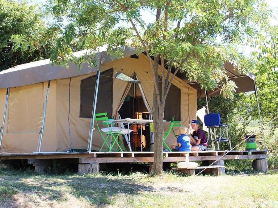 Camping Pas Cher vous présente avec son site Officiel campingpascher.fr, le Camping Les Routes De Provence - Ciela Village classé 3 étoiles, situé sur la commune de Forcalquier dans le département Alpes-de-haute-provence (Provence Alpes Côte D'azur) en France. Le camping Les Routes De Provence - Ciela Village, vous présente un hébergement de type tente de 26 m². Le camping Les Routes De Provence - Ciela Village vous propose du dimanche 13 septembre au dimanche 20 septembre 2026, en promotion à -14% pour 7 nuits à 282 € au lieu de 329,0 € soit une Économie de 47 €. Cette location propose 42 dates différentes pour réserver votre séjour. Découvrez également les 9 autres gammes d'hébergements du camping. Les Avis clients pour le Camping Les Routes De Provence - Ciela Village sont excellents avec une note moyenne de 8 sur 10. Piscine chauffée, Piscine extérieure, Animation enfants, Animations familiales, Aire de jeux enfants, Baby-foot, Centre équestre, Cyclisme, Pétanque, Randonnée, Terrain de football, Terrain de volley-ball, Boulangerie, Bureau de tabac, Snack/Bar, Supermarché, Épicerie,... En savoir plus : cliquez-ICI.