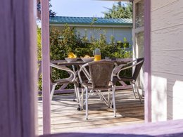 Camping Pas Cher vous présente avec son site Officiel campingpascher.fr, le Camping Les Routes De Provence classé 3 étoiles, situé sur la commune de Forcalquier dans le département Alpes-de-haute-provence (Provence Alpes Côte D'azur) en France. Le camping Les Routes De Provence, vous présente un hébergement de type chalet de 26 m². Le camping Les Routes De Provence vous propose du lundi 06 avril au lundi 13 avril 2026, en promotion à -15% pour 7 nuits à 279,65 € au lieu de 329,0 € soit une Économie de 49,35 €. Cette location propose 91 dates différentes pour réserver votre séjour. Découvrez également les 9 autres gammes d'hébergements du camping. Les Avis clients pour le Camping Les Routes De Provence sont excellents avec une note moyenne de 8 sur 10. Piscine chauffée, Piscine extérieure, Animation enfants, Animations familiales, Aire de jeux enfants, Baby-foot, Centre équestre, Cyclisme, Pétanque, Randonnée, Terrain de football, Terrain de volley-ball, Boulangerie, Bureau de tabac, Snack/Bar, Supermarché, Épicerie,... En savoir plus : cliquez-ICI.