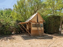 Camping Pas Cher vous présente avec son site Officiel campingpascher.fr, le Camping Les Routes De Provence classé 3 étoiles, situé sur la commune de Forcalquier dans le département Alpes-de-haute-provence (Provence Alpes Côte D'azur) en France. Le camping Les Routes De Provence, vous présente un hébergement de type tente de 10 m². Le camping Les Routes De Provence vous propose du lundi 06 avril au lundi 13 avril 2026, en promotion à -15% pour 7 nuits à 148,75 € au lieu de 175,0 € soit une Économie de 26,25 €. Cette location propose 93 dates différentes pour réserver votre séjour. Découvrez également les 9 autres gammes d'hébergements du camping. Les Avis clients pour le Camping Les Routes De Provence sont excellents avec une note moyenne de 8 sur 10. Piscine chauffée, Piscine extérieure, Animation enfants, Animations familiales, Aire de jeux enfants, Baby-foot, Centre équestre, Cyclisme, Pétanque, Randonnée, Terrain de football, Terrain de volley-ball, Boulangerie, Bureau de tabac, Snack/Bar, Supermarché, Épicerie,... En savoir plus : cliquez-ICI.