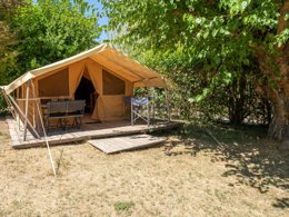 Camping Pas Cher vous présente avec son site Officiel campingpascher.fr, le Camping Les Routes De Provence classé 3 étoiles, situé sur la commune de Forcalquier dans le département Alpes-de-haute-provence (Provence Alpes Côte D'azur) en France. Le camping Les Routes De Provence, vous présente un hébergement de type tente de 20 m². Le camping Les Routes De Provence vous propose du sam. 30 mai au sam. 06 juin 2026, en promotion à -15% pour 7 nuits à 205,70 € au lieu de 242,0 € soit une Économie de 36,30 €. Cette location propose 91 dates différentes pour réserver votre séjour. Découvrez également les 9 autres gammes d'hébergements du camping. Les Avis clients pour le Camping Les Routes De Provence sont excellents avec une note moyenne de 8 sur 10. Piscine chauffée, Piscine extérieure, Animation enfants, Animations familiales, Aire de jeux enfants, Baby-foot, Centre équestre, Cyclisme, Pétanque, Randonnée, Terrain de football, Terrain de volley-ball, Boulangerie, Bureau de tabac, Snack/Bar, Supermarché, Épicerie,... En savoir plus : cliquez-ICI.
