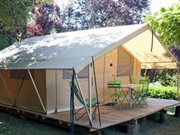 Camping Pas Cher vous présente avec son site Officiel campingpascher.fr, le Camping Les Routes De Provence classé 3 étoiles, situé sur la commune de Forcalquier dans le département Alpes-de-haute-provence (Provence Alpes Côte D'azur) en France. Le camping Les Routes De Provence, vous présente un hébergement de type tente de 25 m². Le camping Les Routes De Provence vous propose du lundi 06 avril au lundi 13 avril 2026, en promotion à -15% pour 7 nuits à 214,20 € au lieu de 252,0 € soit une Économie de 37,80 €. Cette location propose 91 dates différentes pour réserver votre séjour. Découvrez également les 9 autres gammes d'hébergements du camping. Les Avis clients pour le Camping Les Routes De Provence sont excellents avec une note moyenne de 8 sur 10. Piscine chauffée, Piscine extérieure, Animation enfants, Animations familiales, Aire de jeux enfants, Baby-foot, Centre équestre, Cyclisme, Pétanque, Randonnée, Terrain de football, Terrain de volley-ball, Boulangerie, Bureau de tabac, Snack/Bar, Supermarché, Épicerie,... En savoir plus : cliquez-ICI.
