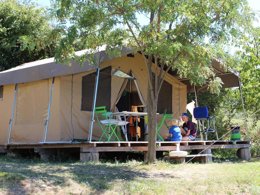 Camping Pas Cher vous présente avec son site Officiel campingpascher.fr, le Camping Les Routes De Provence classé 3 étoiles, situé sur la commune de Forcalquier dans le département Alpes-de-haute-provence (Provence Alpes Côte D'azur) en France. Le camping Les Routes De Provence, vous présente un hébergement de type tente de 10 m². Le camping Les Routes De Provence vous propose du lundi 06 avril au lundi 13 avril 2026, en promotion à -15% pour 7 nuits à 148,75 € au lieu de 175,0 € soit une Économie de 26,25 €. Cette location propose 93 dates différentes pour réserver votre séjour. Découvrez également les 9 autres gammes d'hébergements du camping. Les Avis clients pour le Camping Les Routes De Provence sont excellents avec une note moyenne de 8 sur 10. Piscine chauffée, Piscine extérieure, Animation enfants, Animations familiales, Aire de jeux enfants, Baby-foot, Centre équestre, Cyclisme, Pétanque, Randonnée, Terrain de football, Terrain de volley-ball, Boulangerie, Bureau de tabac, Snack/Bar, Supermarché, Épicerie,... En savoir plus : cliquez-ICI.