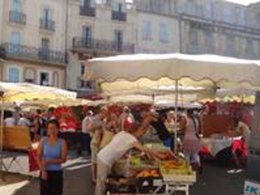 Camping Pas Cher vous présente avec son site Officiel campingpascher.fr, le Camping Les Routes De Provence classé 3 étoiles, situé sur la commune de Forcalquier dans le département Alpes-de-haute-provence (Provence Alpes Côte D'azur) en France. Le camping Les Routes De Provence, vous présente un hébergement de type tente de 26 m². Le camping Les Routes De Provence vous propose du lundi 06 avril au lundi 13 avril 2026, en promotion à -15% pour 7 nuits à 279,65 € au lieu de 329,0 € soit une Économie de 49,35 €. Cette location propose 92 dates différentes pour réserver votre séjour. Découvrez également les 9 autres gammes d'hébergements du camping. Les Avis clients pour le Camping Les Routes De Provence sont excellents avec une note moyenne de 8 sur 10. Piscine chauffée, Piscine extérieure, Animation enfants, Animations familiales, Aire de jeux enfants, Baby-foot, Centre équestre, Cyclisme, Pétanque, Randonnée, Terrain de football, Terrain de volley-ball, Boulangerie, Bureau de tabac, Snack/Bar, Supermarché, Épicerie,... En savoir plus : cliquez-ICI.