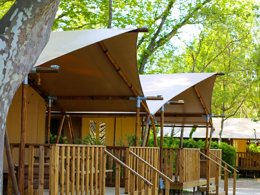 Camping Pas Cher vous présente avec son site Officiel campingpascher.fr, le Camping Lodges & Nature classé 2 étoiles, situé sur la commune de Avignon dans le département Vaucluse (Provence Alpes Côte D'azur) en France. Le camping Lodges & Nature vous propose un hébergement de type mobil-home de 33 m² avec climatisation (télévision). L'établissement vous propose 6 autres types d'hébergements. Découvrez tous nos séjours à petits prix dans la commune et aux alentours de Avignon du département : Vaucluse (Provence Alpes Côte D'azur). Les Avis clients pour le Camping Lodges & Nature sont excellents avec une note moyenne de 8 sur 10. Piscine extérieure, Aire de jeux enfants, Court de tennis, Ping-pong, Pétanque, Restaurant, Snack/Bar,... En savoir plus : cliquez-ICI.