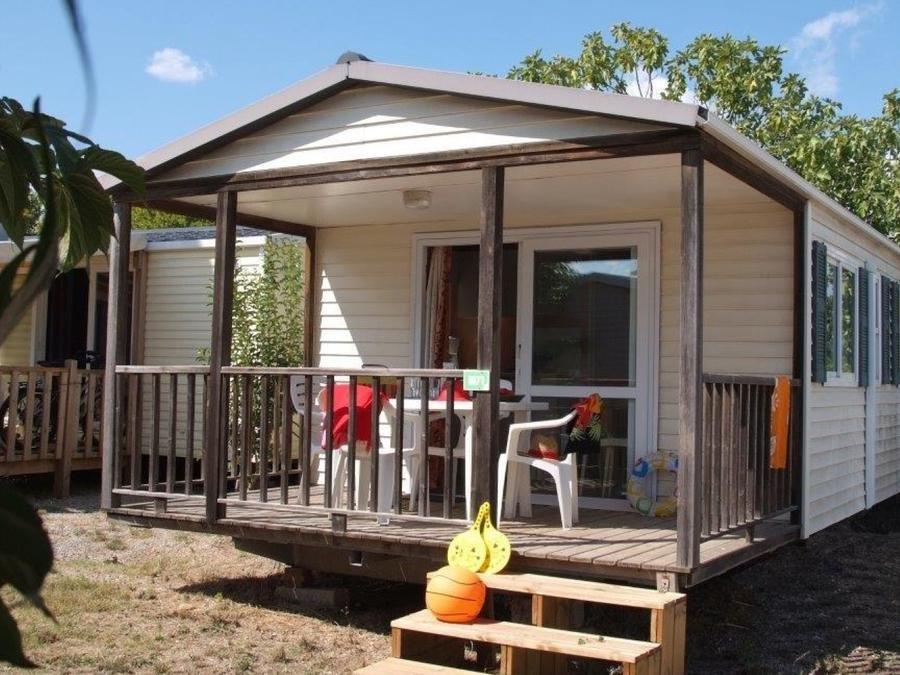 Camping Pas Cher vous présente avec son site Officiel campingpascher.fr, le Camping Tikayan La Célestine classé 3 étoiles, situé sur la commune de Beynes dans le département Alpes-de-haute-provence (Provence Alpes Côte D'azur) en France. Le camping Tikayan La Célestine, vous présente un hébergement de type mobil-home de 25 m² pour 3 personnes avec climatisation. Le camping Tikayan La Célestine vous proposeun séjour PAS CHER avec une REMISEdu vendredi 05 juin au vendredi 12 juin 2026 avec une PROMO de DERNIÈRE MINUTE, en promotion à -40% pour 7 nuits à 294 € au lieu de 490,0 € soit une Économie de 196 €. Cette location propose 95 dates différentes pour réserver votre séjour. Découvrez également les 8 autres gammes d'hébergements du camping. Les Avis clients pour le Camping Tikayan La Célestine sont excellents avec une note moyenne de 8 sur 10. Rivière, Lagon, Aire de jeux enfants, Court de tennis, Cyclisme, Golf, Ping-pong, Pétanque, Randonnée, Terrain de badminton, Terrain de football, Terrain de volley-ball, Food truck, Restaurant, Supermarché, Épicerie,... En savoir plus : cliquez-ICI.